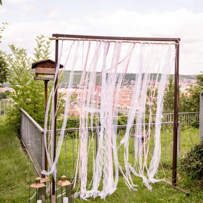 Hochzeitskathi - Traubogen mit Bändern