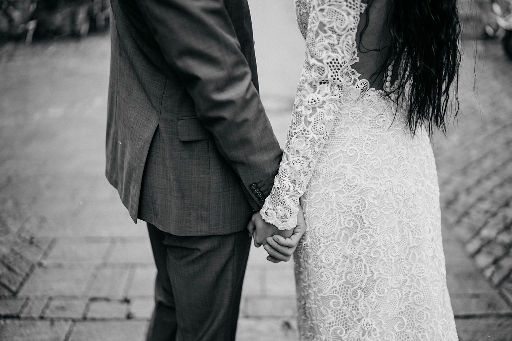 Hochzeitskathi - Braut & Bräutigam Hand in Hand