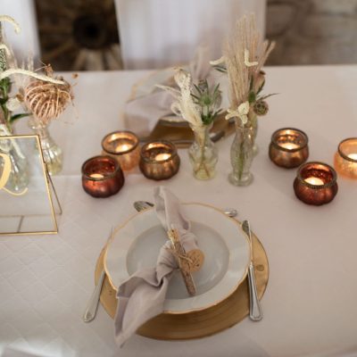 Hochzeitskathi - Tischdekoration mit goldenen Elementen