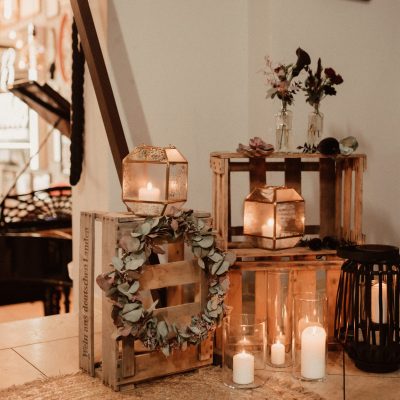 Hochzeitskathi - Dekoration mit Lichtern und Weinksiten dunkel