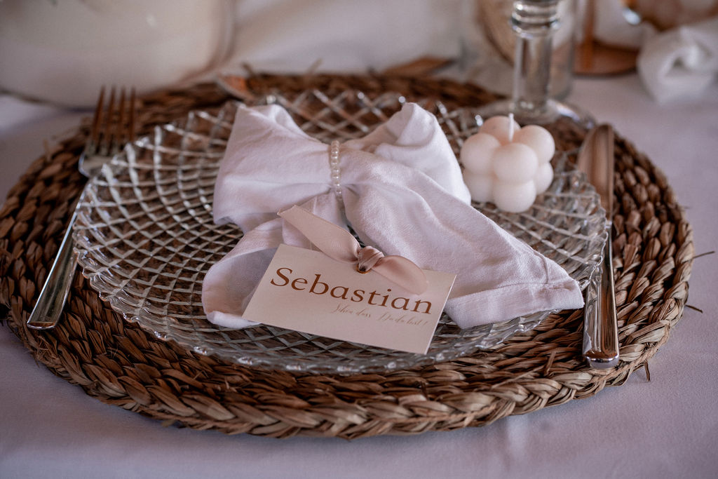 Hochzeitskathi - Platzteller braun mit Stoffservietten in weiß
