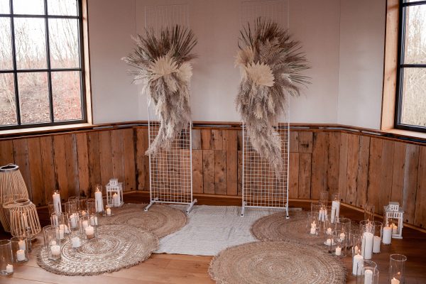 Hochzeitskathi - Flügel aus Trockenblumen mit Kerzen