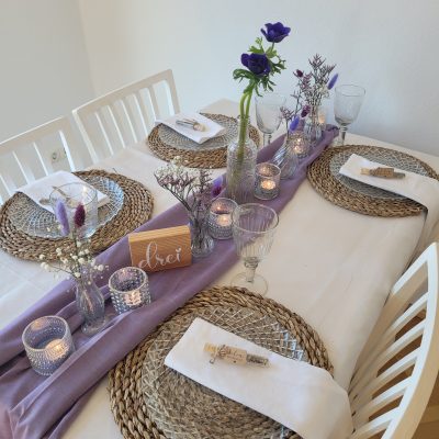 Hochzeitskathi - Tischdekoration lila Tischläufer Farbkombination lila 2