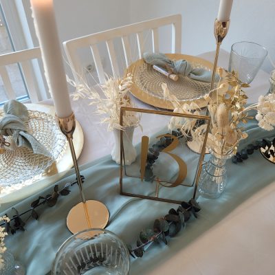 Hochzeitskathi - Tischdekoration mintfarbenerTischläufer, goldene Kerzenständer 1