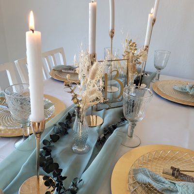 Hochzeitskathi - Tischdekoration mintfarbenerTischläufer, goldene Kerzenständer