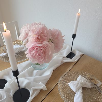Hochzeitskathi - Tischdekoration Pfingstrosen mit schwarzen Kerzenständern