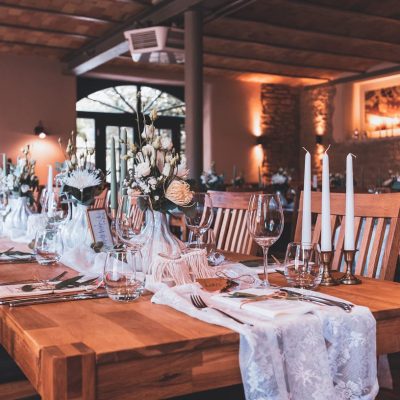 Hochzeitskathi - Tischdekoration Kerzenständer, Vasen und Tischläufer weiß mit Spitze 1