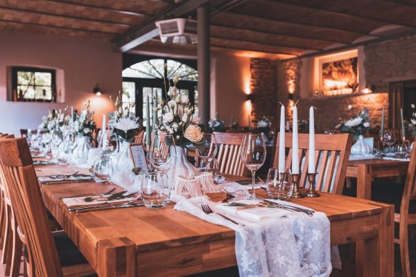 Hochzeitskathi - Tischdekoration Kerzenständer, Vasen und Tischläufer weiß mit Spitze 1