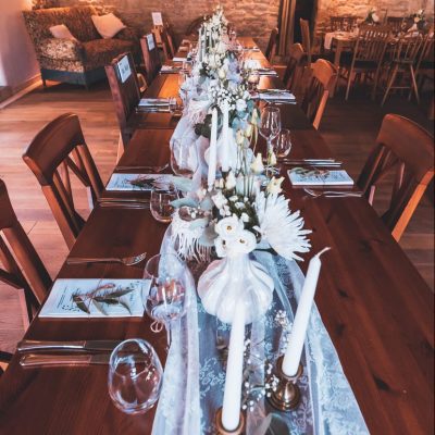 Hochzeitskathi - Tischdekoration Kerzenständer, Vasen und Tischläufer weiß mit Spitze