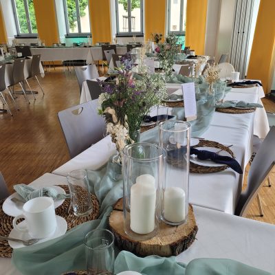 Hochzeitsdekoration - Rimpar Tischdekoration eckig mit Dekostoff, Kerzen und Blumen