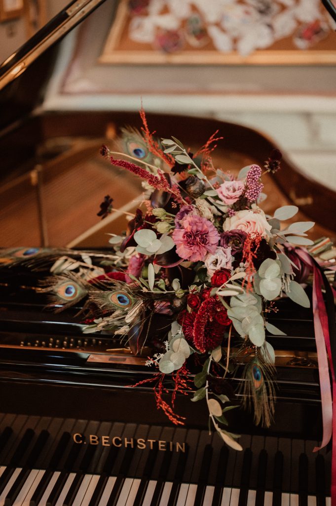Hochzeitskathi - Klavier mit Brautstrauß 1