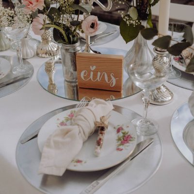 Hochzeitskathi - Hochzeit Arnstein Tischdekoration mit Tischnummern in holz und rosa Blumen