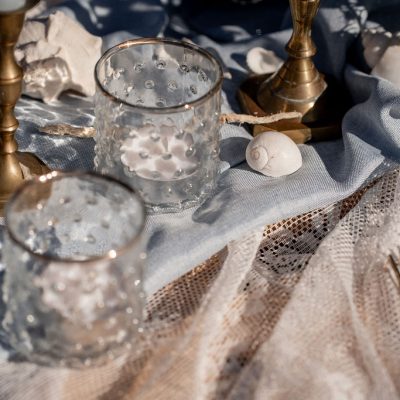 Hochzeitskathi -Tischläufer hellblau und Teelichter mit Punkten