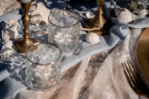 Hochzeitskathi -Tischläufer hellblau und Teelichter mit Punkten
