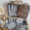 Hochzeitskathi - Vintage Koffer mit Schild Open Bar und Schnapsgläser