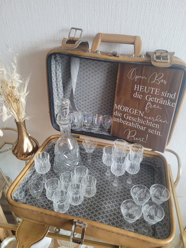 Hochzeitskathi - Vintage Koffer mit Schild Open Bar und Schnapsgläser