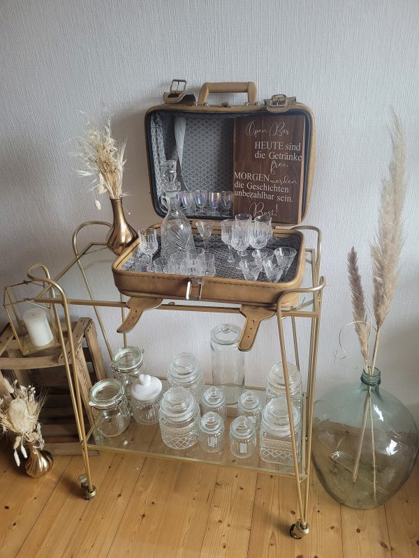 Hochzeitskathi - Vintage Koffer mit Schild Open Bar und Schnapsgläser 1
