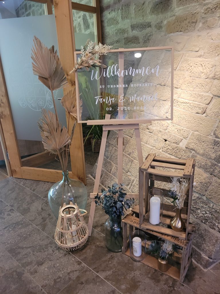 Hochzeitskathi - Willkommensschild gold mit Dekoration