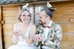 Hochzeitskathi -Wendelinshof Brautpaarshooting mit Küken