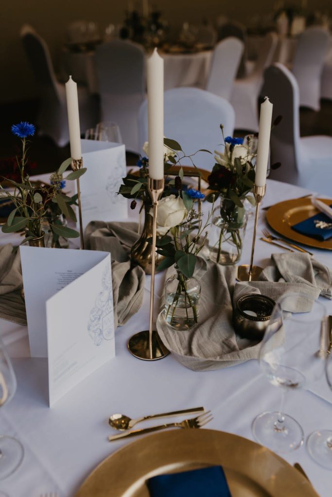 Hochzeitskathi - Gut Wöllried Hochzeitsdekoration mit gold und blau 3