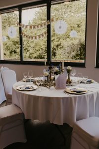 Hochzeitskathi - Gut Wöllried Hochzeitsdekoration mit gold und blau 2