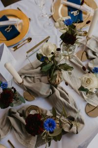 Hochzeitskathi - Gut Wöllried Hochzeitsdekoration mit gold und blau 1