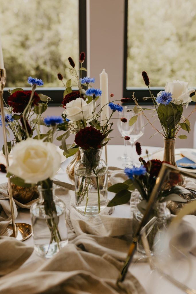 Hochzeitskathi - Gut Wöllried Hochzeitsdekoration mit gold und blau