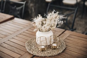 Hochzeitskathi - Schloss Steinburg Dekoration der Tische im Außenbereich