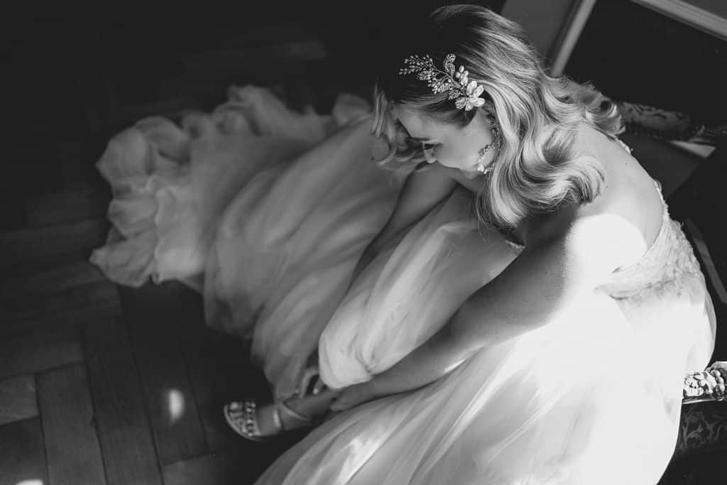 Hochzeitskathi - Burg Arnstein Brautpaarbilder geeting ready Schuhe anziehen