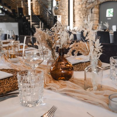 Hochzeitskathi - Tischläufer beige und braune Vase