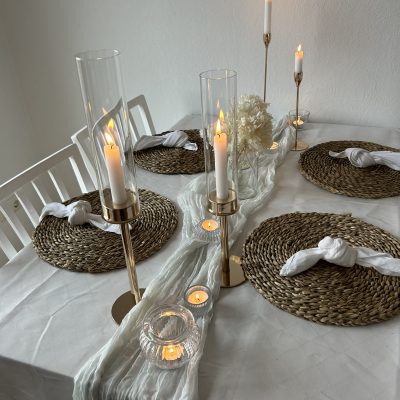 Hochzeitskathi -Tischdekoration weißer Stoff