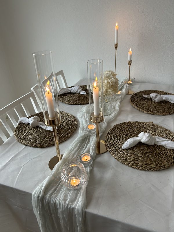 Hochzeitskathi -Tischdekoration weißer Stoff