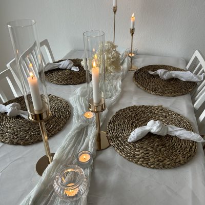 Hochzeitskathi -Tischdekoration weißer Stoff