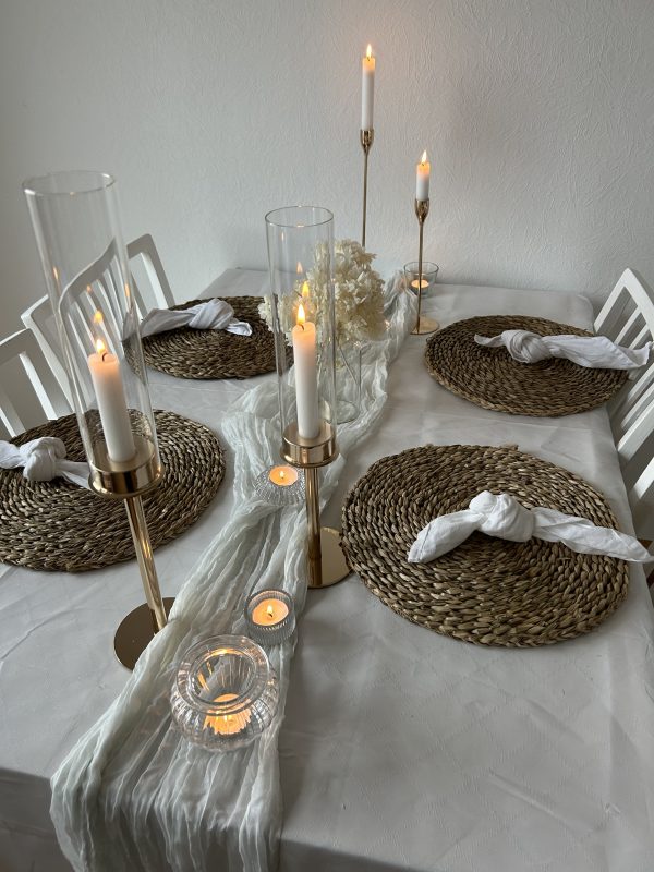Hochzeitskathi -Tischdekoration weißer Stoff