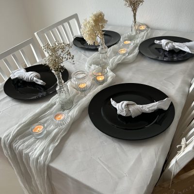 Hochzeitskathi - Dekotisch mit schwarzen Platztellern