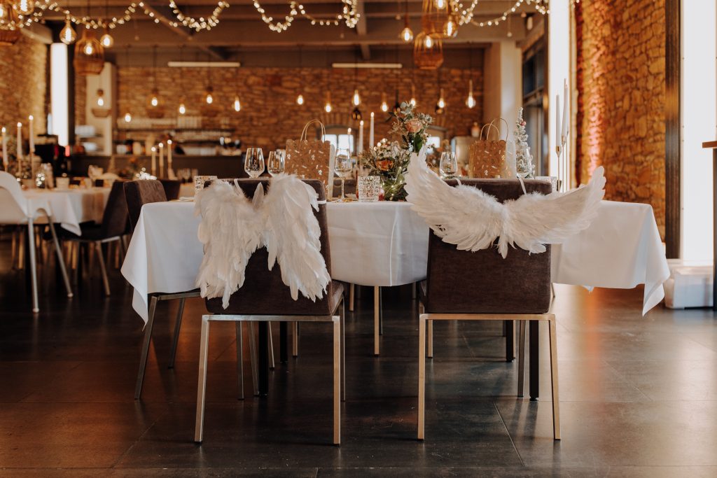 Hochzeitskathi - Hotel Freihof Prichsenstadt Tischdekoration Engelsflügel