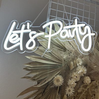 Hochzeitskathi - Neonschild Lets Party