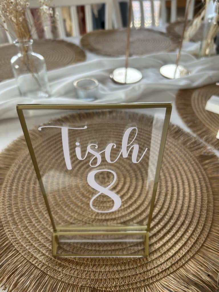 Hochzeitskathi - Leihartikel Dekoration - Tischnummer gold