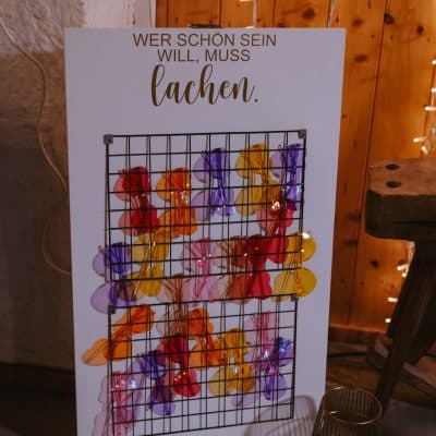 Hochzeitskathi - Leihartikel Dekoration - Wer schön sein will muss Lachen - Fotobox Accessoires