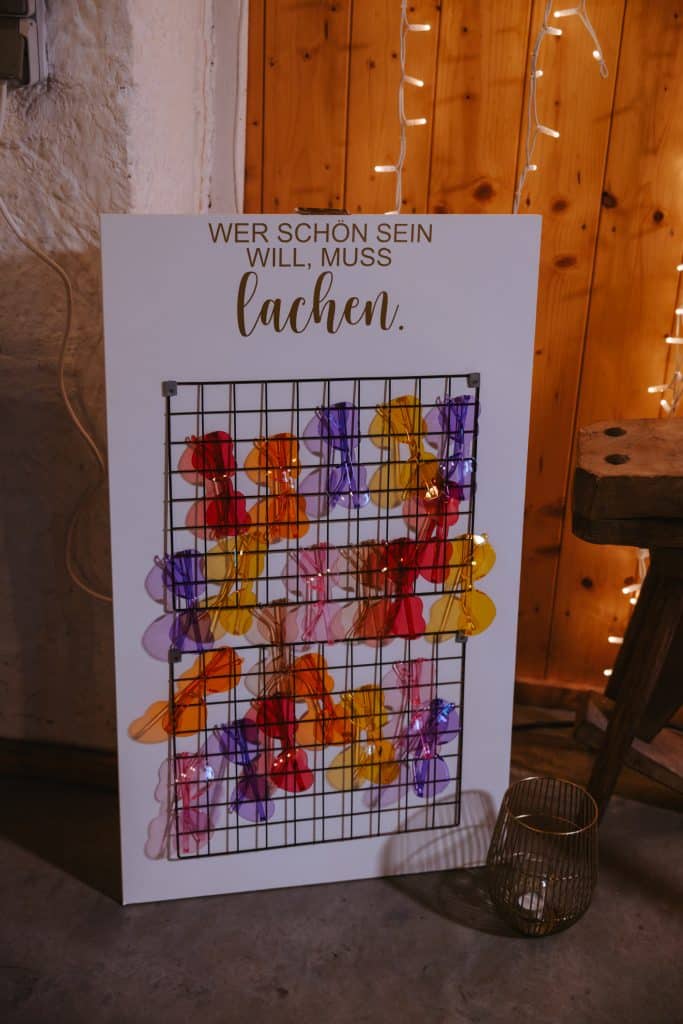Hochzeitskathi - Leihartikel Dekoration - Wer schön sein will muss Lachen - Fotobox Accessoires