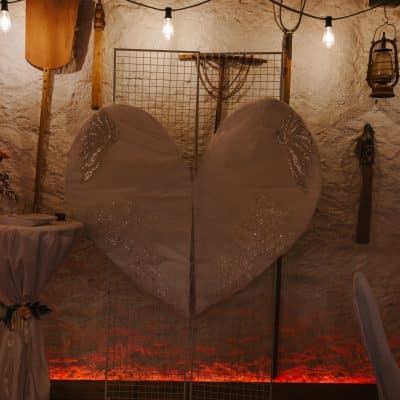 Hochzeitskathi - Leihartikel Dekoration - FotoboxHintergrund Herz weiß