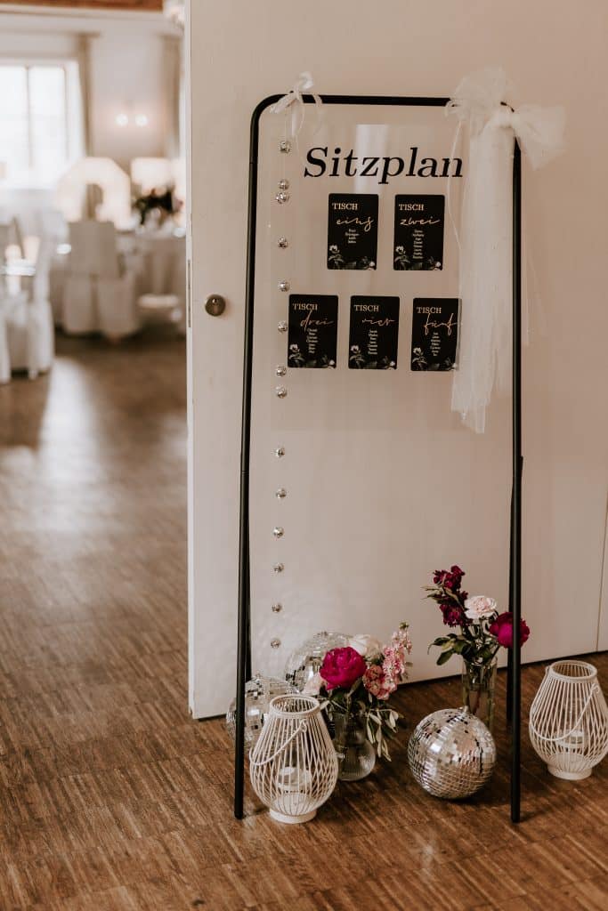 Hochzeitskathi - Leihartikel Dekoration - Sitzplan schwarz