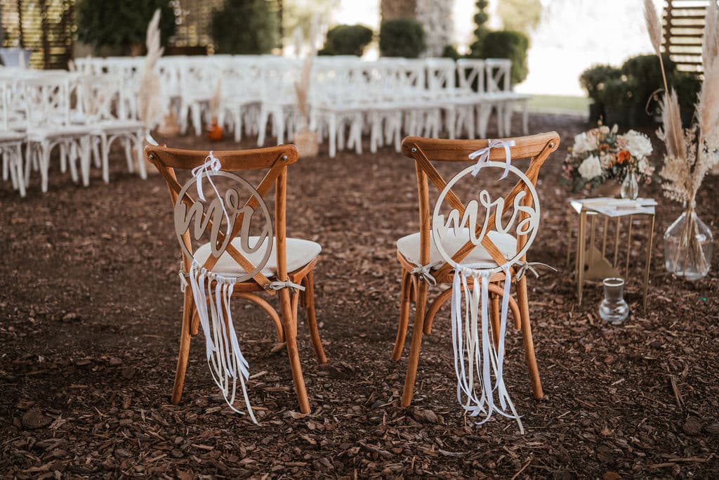 Hochzeitskathi - Leihartikel Dekoration - Stuhlschilder Mr. & Mrs. mit Bändern