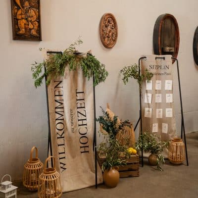 Hochzeitskathi - Leihartikel Dekoration - Willkommensschild und Sitzplan mediterran