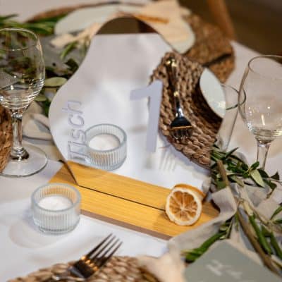 Hochzeitskathi - Leihartikel Dekoration - Tischnummern und Tische