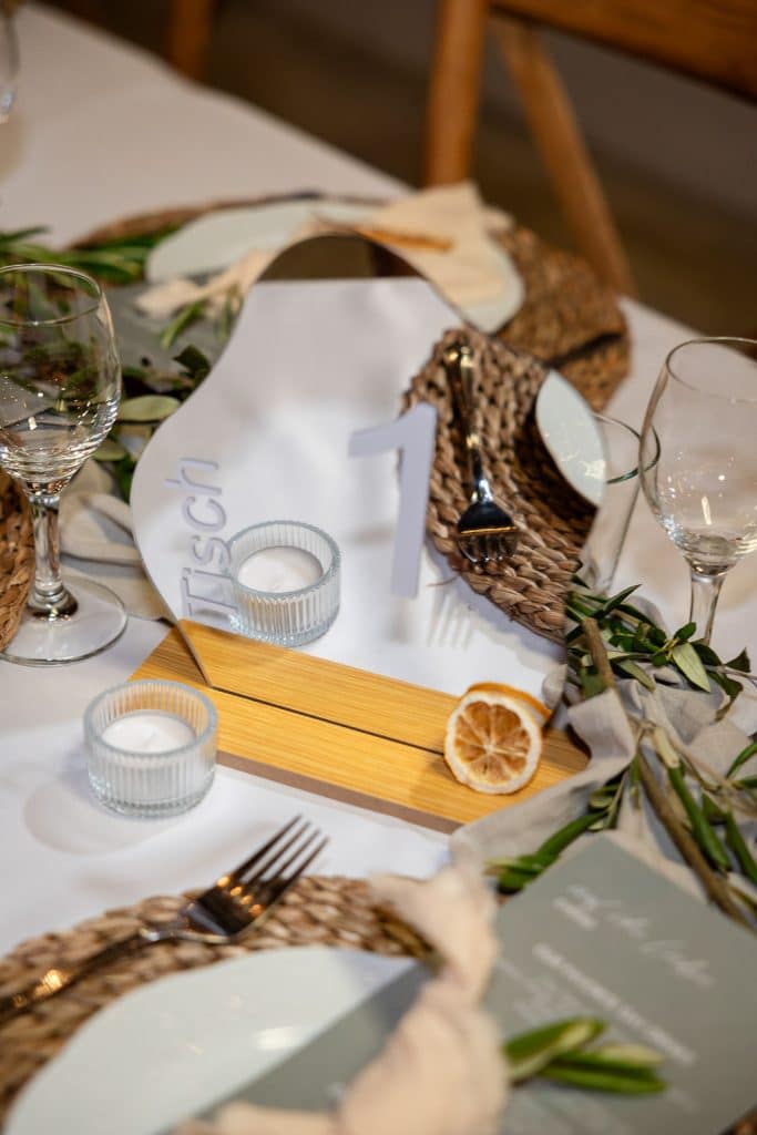 Hochzeitskathi - Leihartikel Dekoration - Tischnummern und Tische