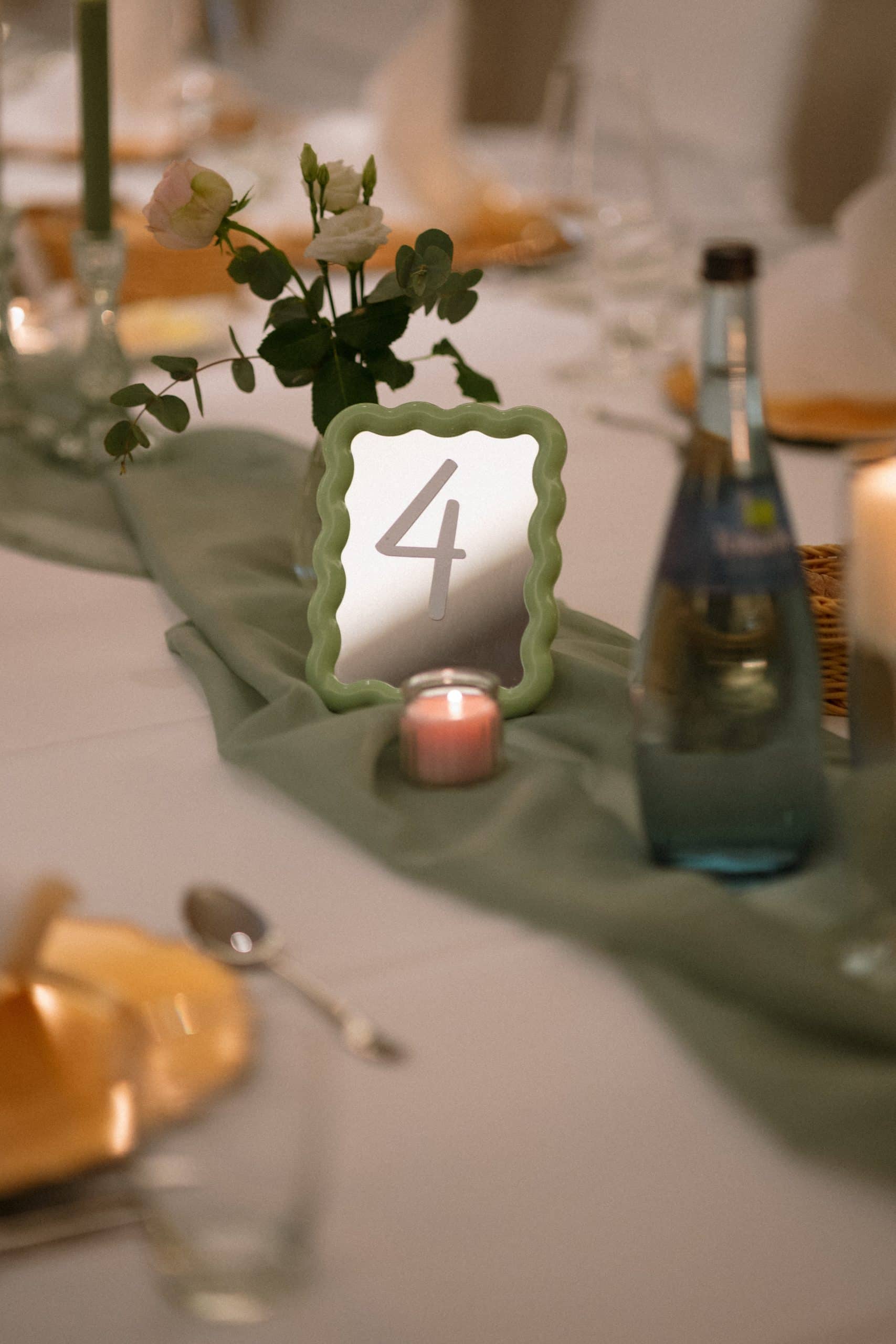 Hochzeitskathi - Leihartikel Dekoration - Tischnummern gewellt