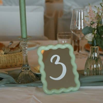 Hochzeitskathi - Leihartikel Dekoration - Tischnummern gewellt