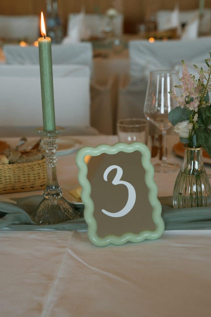 Hochzeitskathi - Leihartikel Dekoration - Tischnummern gewellt