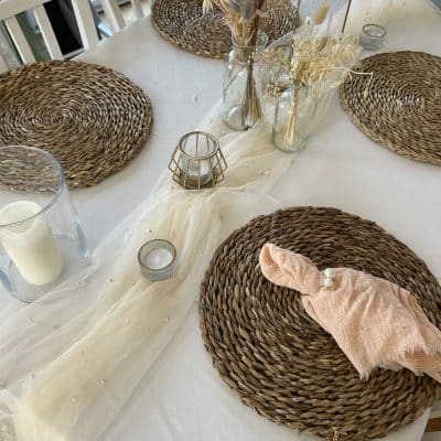Hochzeitskathi - Dekoration - Leihartikel - Tischläufer hellbeige mit Perlen